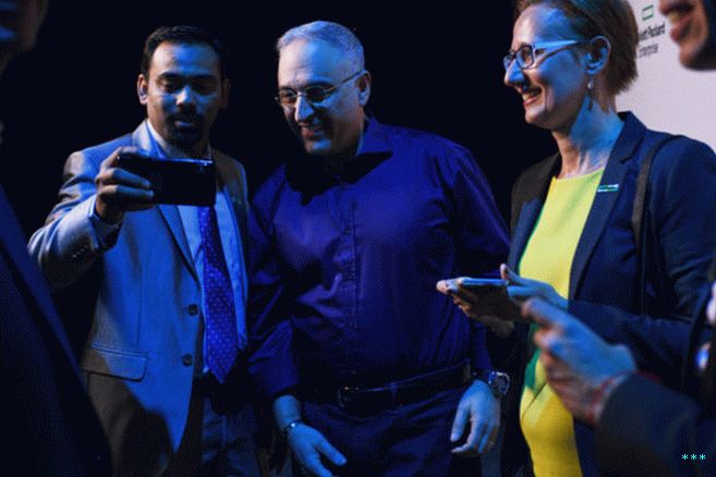 Neri, here posing for a selfie with Discover attendees, has been Вождение культурного сдвига в HPE, спроектированное Нери и бывшим генеральным директором  Meg Whitman.