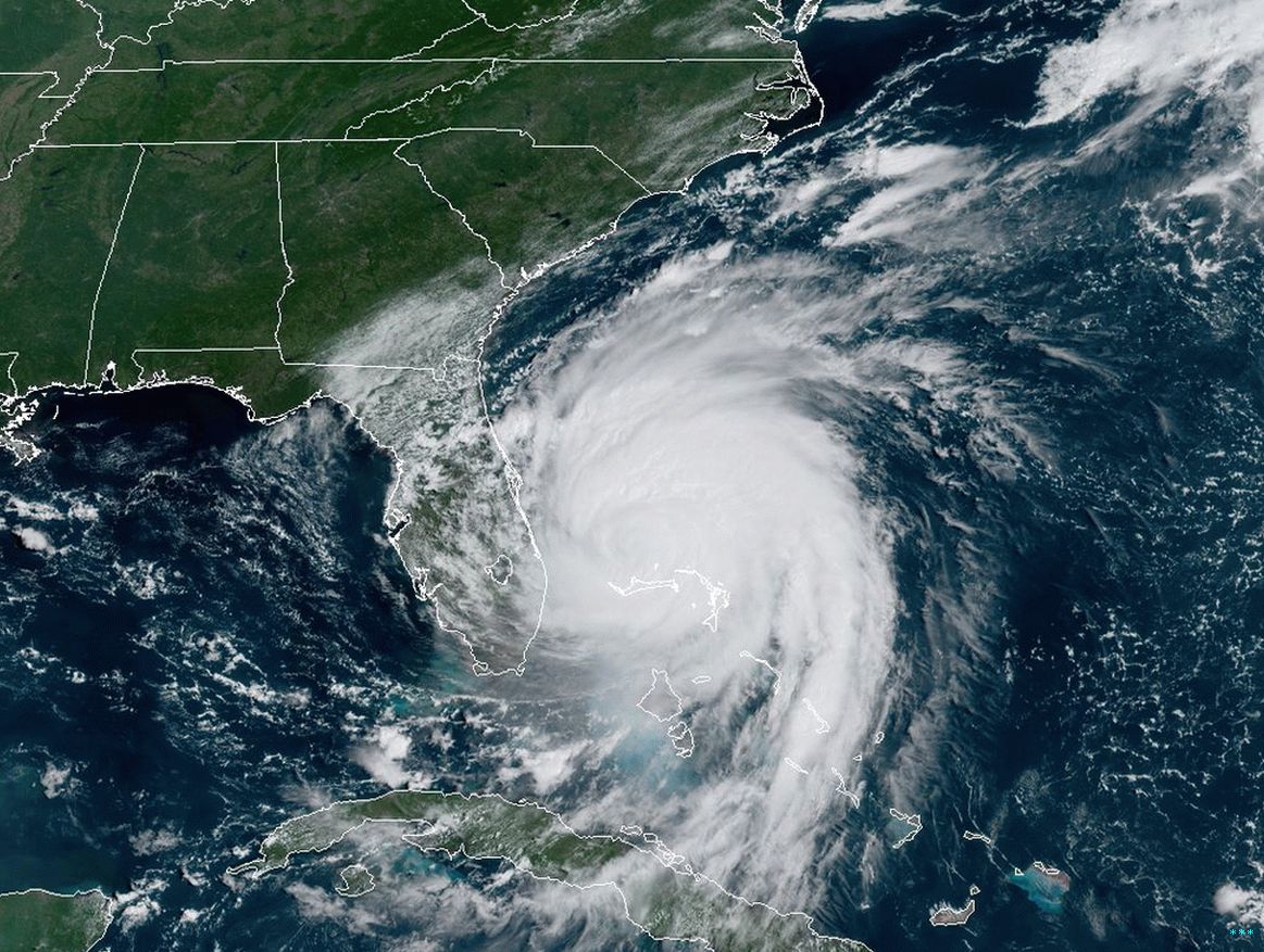 Dorian потерял много своей организации, как можно увидеть в этот вторник  morning satellite image.