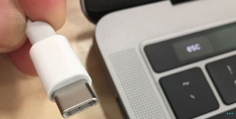 Крупным планом фото USB-кабеля.